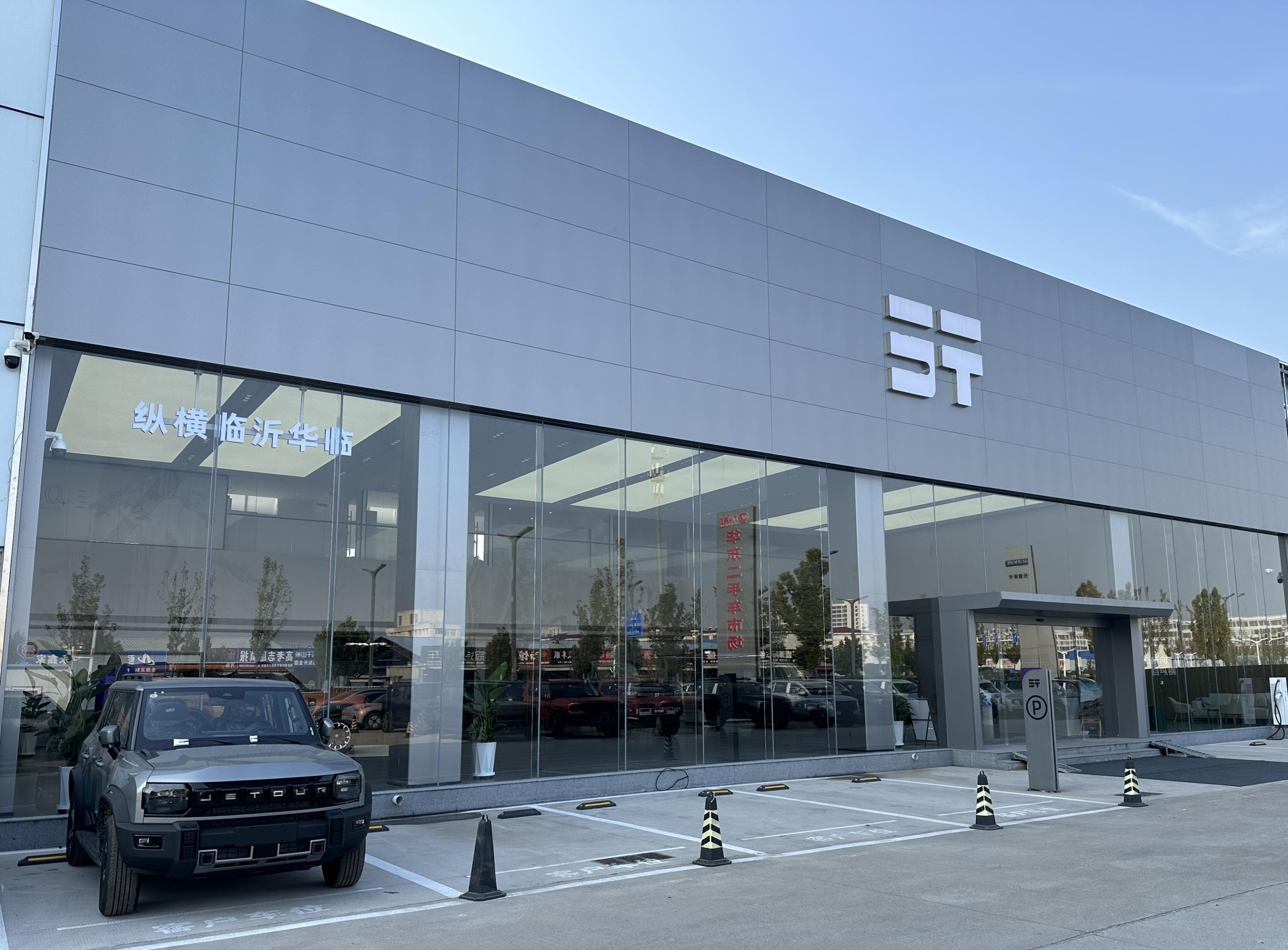 Authorized brand 4S dealership showroom